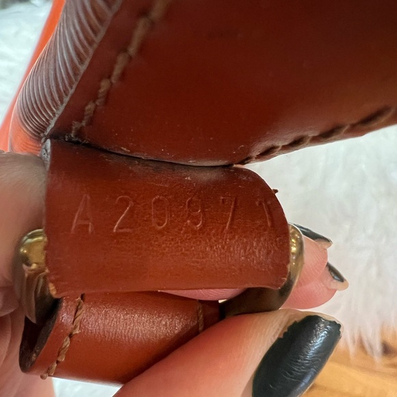 SOLD 🍂Louis Vuitton 🍂 Authenticated Vintage 1991 Epi Noe GM Brown Drawstring Bag - Picture 13 of 15